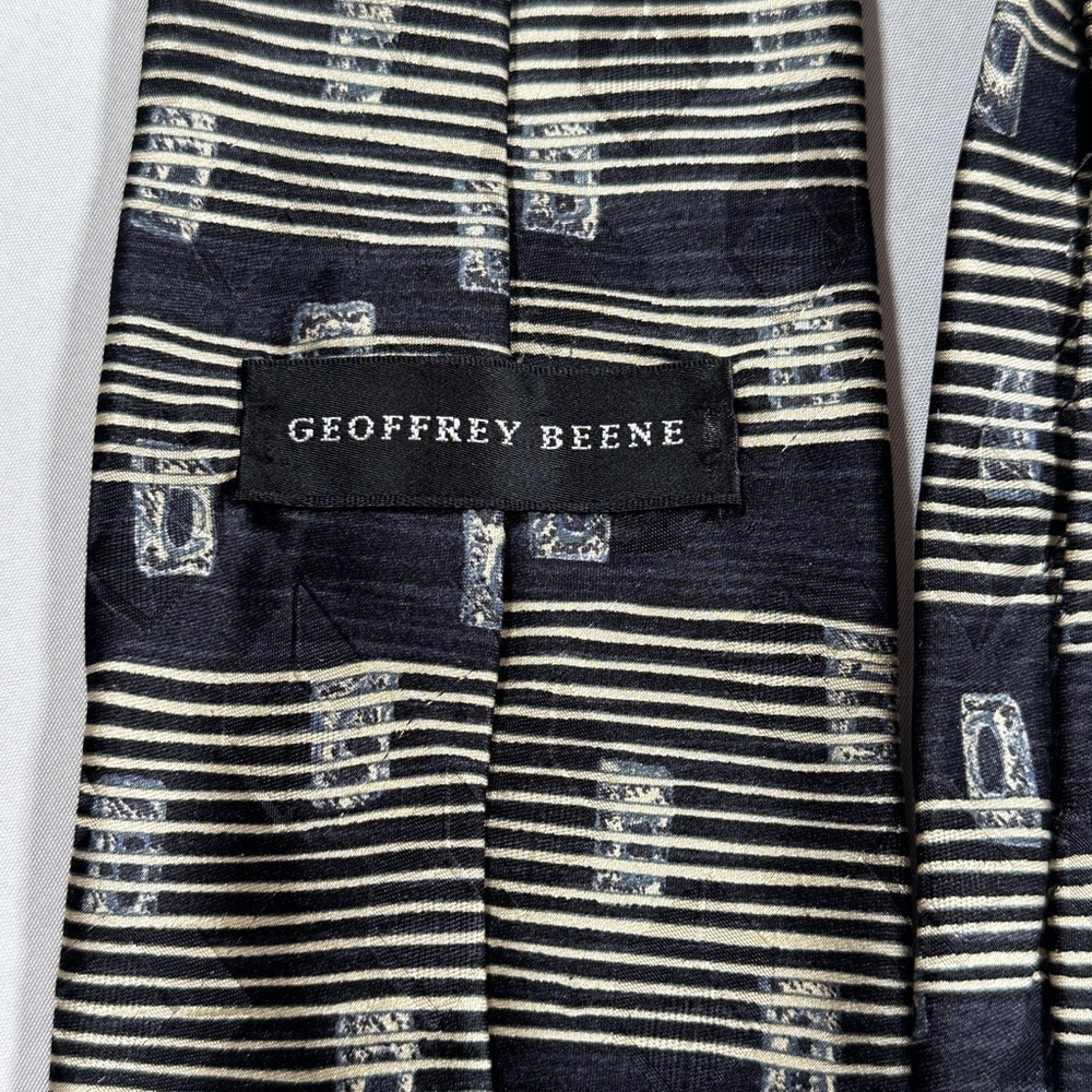 Men’s Geoffrey Beene Italian Silk Necktie​​​ - Picture 4 of 5